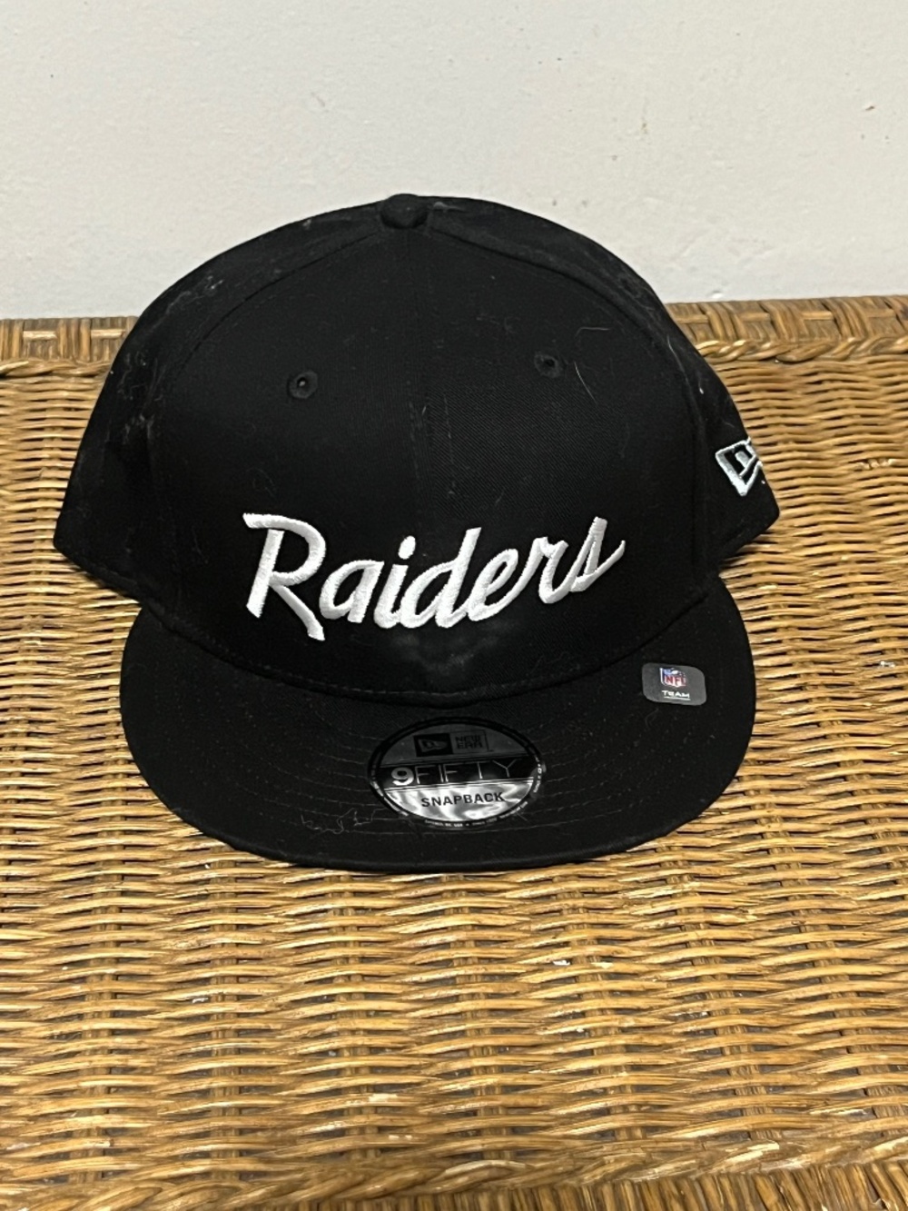 New Era 9FIFTY Las Vegas Raiders Snapback Embroidered Baseball Cap.